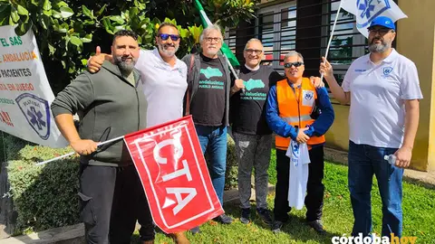 Manuel Ortega (tercero por la izquierda) junto a miembros de Platesa ante el Hospital Reina Sof&iacute;a FOTO ANDALUCISTAS-PUEBLO ANDALUZ