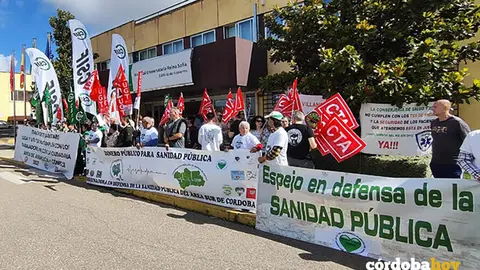 Trabajadores de la UTE TSI y de SSGA protestan a las puertas del Hospital Universitario Reina Sof&iacute;a de C&oacute;rdoba, en una imagen de archivo FOTO ANDALUCISTAS-PUEBLO ANDALUZ