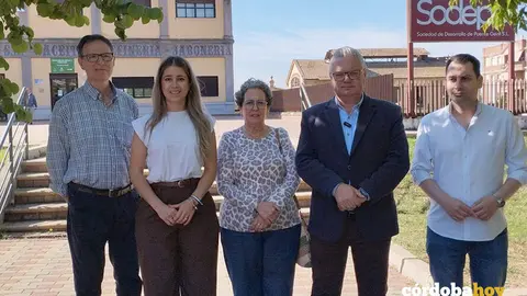 Morales (segunda por la dcha.) y Algar (cuarta) en la atenci&oacute;n a medios frente a la sede de Sodepo FOTO
PSOE