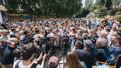 El presidente de Vox, Santiago Abascal, en una atenci&oacute;n a los medios en Priego de C&oacute;rdoba FOTO VOX