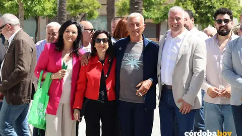 Margarita Robles (de rojo) con vecinos y miembros del PSOE en La Carlota FOTO PSOE