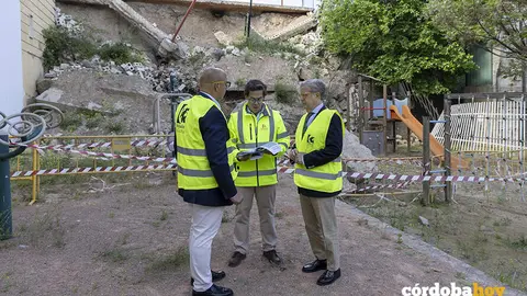 Salvador Fuentes (derecha) en su visita al muro afectado por las borrascas en Rute FOTO DIPUTACI&Oacute;N DE C&Oacute;RDOBA