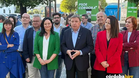 Luis Planas, entre Rafi Cresp&iacute;n y Silvia Mellado, junto otros miembros de la candidatura del PSOE por C&oacute;rdoba en la barriada cordobesa de Villarrubia FOTO PSOE