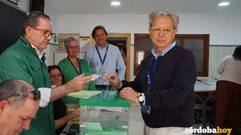 Salvador Fuentes ejerciendo su derecho a voto esta ma&ntilde;ana