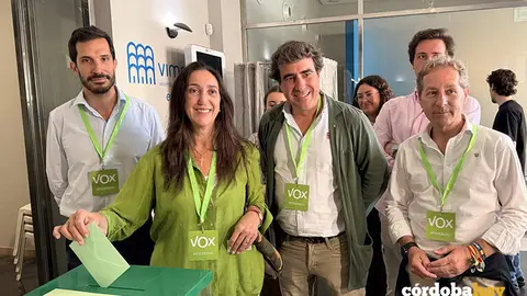 La candidata de Vox por C&oacute;rdoba al Parlamento andaluz, Paula Badanelli, ejerciendo su derecho al voto FOTO VOX