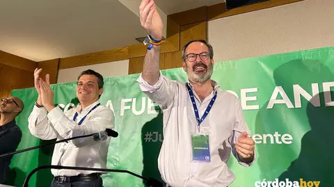 Adolfo Molina, junto a Jos&eacute; Mar&iacute;a Bellido, celebran la victoria del PP en las elecciones andaluzas de 2026 FOTO YOLANDA PEDROSA