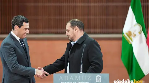 El presidente de la Junta de Andaluc&iacute;a, Juanma Moreno, saluda al alcalde de la localidad cordobesa de Adamuz, Rafael Moreno, tras al Consejo de Gobierno celebrado en Adamuz al cumplirse un mes del tr&aacute;gico accidente ferroviario FOTO MAR&Iacute;A JOS&Eacute; L&Oacute;PEZ / EUROPA PRESS