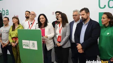 Rafi Cresp&iacute;n (en el atril), acompa&ntilde;ada por miembros de la candidatura del PSOE C&oacute;rdoba, en la sede provincial de su partido durante la noche electoral FOTO PSOE