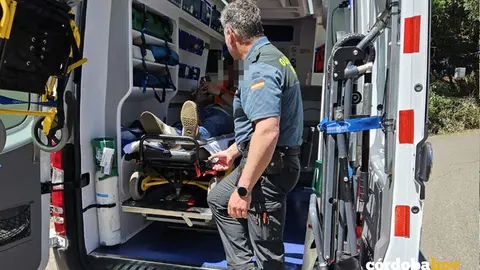Unos de los agentes intervinieres con el hombre herido en la ambulancia FOTO GUARDIA CIVIL