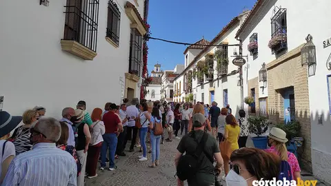 Turistas que esperan para entrar a visitar patios de San Basilio, en C&oacute;rdoba, en una imagen de archivo EUROPA PRESS