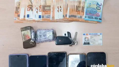Dinero, m&oacute;viles y objetos intervenidos por la Guardia Civil de la Compa&ntilde;&iacute;a de Montilla FOTO GUARDIA CIVIL