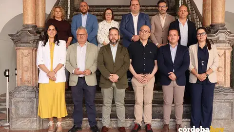 El nuevo portavoz del PSOE en la Diputaci&oacute;n, Pepe &Aacute;lvarez (primera fila, tercero por la izda.), junto a Esteban Morales (segundo) y el resto de diputados socialistas. FOTO PSOE