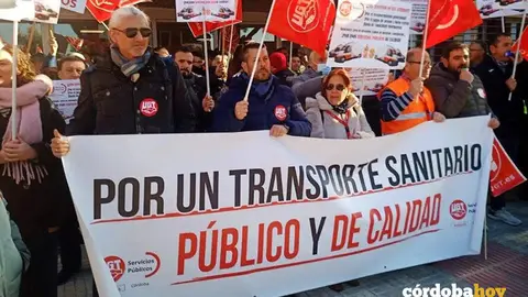 Representantes de UGT en la protesta de los trabajadores del Transporte Sanitario Provincial FOTO UGT C&Oacute;RDOBA
