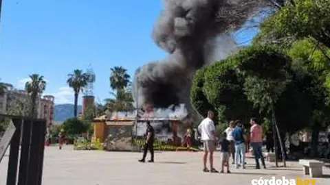Incendio ayer de la atracci&oacute;n de la Plaza de Mat&iacute;as Prats FOTO ASOCIACI&Oacute;N VECINAL LOS CALIFAS