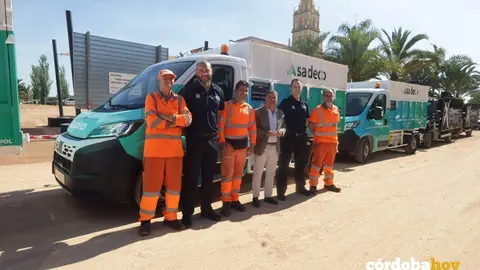 Miguel Ruiz Madruga (tercero por la derecha) con las nuevas furgonetas recolectoras que van a funcionar ya en esta Feria FOTO SADECO