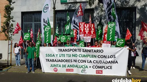 Trabajadores de UTE TSI y SSGA, adjudicatarias del transporte sanitario del SAS en C&oacute;rdoba, se concentran y piden a la Junta que no renueve con estas empresas FOTO CSIF