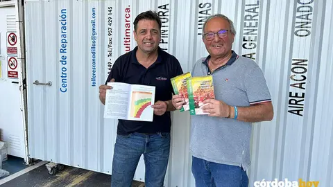 Jaime Sarmiento (derecha) den el reparto de informaci&oacute;n de normativa sobre el calor en La&nbsp;Torrecilla FOTO UGT