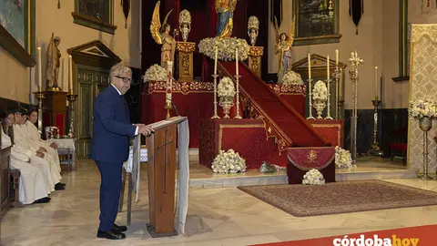 El presidente de la Diputaci&oacute;n de C&oacute;rdoba, Salvador Fuentes, pronuncia la exaltaci&oacute;n a Mar&iacute;a Auxiliadora en la tradicional bajada de su camar&iacute;n FOTO DIPUTACI&Oacute;N DE C&Oacute;RDOBA