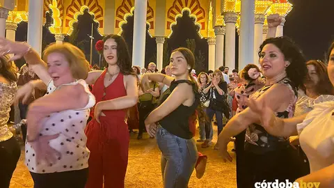 Primeros bailes a la luz de la Portada de Feria de C&oacute;rdoba