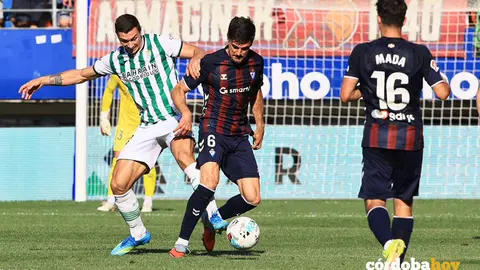 Fuentes disputa un bal&oacute;n en el partido del C&oacute;rdoba ante la SD Eibar FOTO LALIHA HYPERMOTION