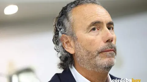 El presidente de la Asociaci&oacute;n V&iacute;ctimas Descarrilamiento Adamuz (AVDA), Mario Samper Pereira, comparece ante la Comisi&oacute;n de Investigaci&oacute;n sobre el estado de la red ferroviaria en Espa&ntilde;a, en el Senado FOTO ALEJANDRO MART&Iacute;NEZ V&Eacute;LEZ / EUROPA PRESS