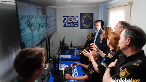 Jos&eacute; Mar&iacute;a Bellido y Ana L&oacute;pez en la sala de control de la comisar&iacute;a conjunta de Polic&iacute;a en la Feria FOTO AYUNTAMIENTO DE C&Oacute;RDOBA