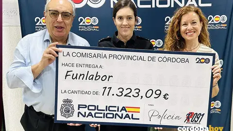 La Polic&iacute;a Nacional entrega a la Asociaci&oacute;n Funlabor, Fundaci&oacute;n cordobesa para la Integraci&oacute;n Laboral de Personas con Discapacidad, un cheque con valor de 11.323,09 euros de la II Carrera Solidaria Ruta 091 FOTO POLIC&Iacute;A NACIONAL