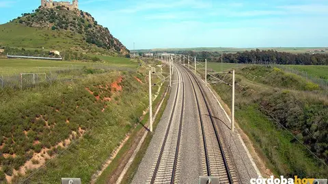 Las v&iacute;as del AVE, junto a las que se sit&uacute;a el Castillo de Almod&oacute;var del R&iacute;o, en una imagen de archivo FOTO EUROPA PRESS / AYUNTAMIENTO DE ALMOD&Oacute;VAR