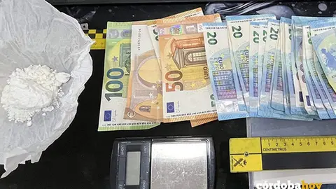 Dinero y droga intervenidos en la localidad cordobesa de Puente Genil tras la detenci&oacute;n de cuatro personas FOTO GUARDIA CIVIL