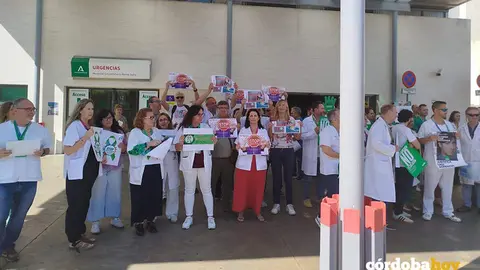 Concentraci&oacute;n de profesionales sanitarios y sindicalistas de UGT para mostrar su rechazo a la agresi&oacute;n sufrida por un enfermero en el Hospital Reina Sof&iacute;a de C&oacute;rdoba FOTO UGT SP