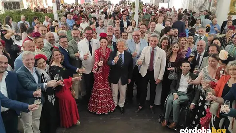 El presidente de la Diputaci&oacute;n de C&oacute;rdoba, Salvador Fuentes, junto a miembros de la Corporaci&oacute;n y otras autoridades brinda en la Feria de Nuestra Se&ntilde;ora de la Salud FOTO EUROPA PRESS