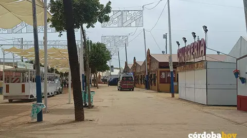 Una ambulancia, al fondo, presta un servicio en la calle Guadalquivir del recinto ferial de El Arenal durante la Feria de Nuestra Se&ntilde;ora de la Salud FOTO EUROPA PRESS