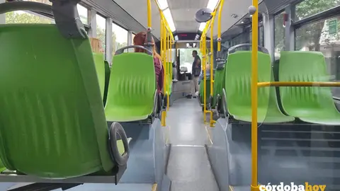Interior de un autob&uacute;s de Aucorsa en C&oacute;rdoba FOTO EUROPA PRESS