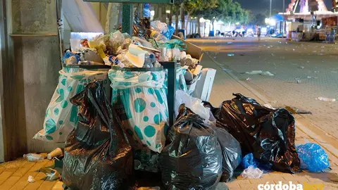 Basura acumulada en la Feria de Nuestra Se&ntilde;ora de La Salud de C&oacute;rdoba FOTO SADECO