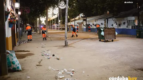 Operarios de Sadeco recogiendo la suciedad en el recinto ferial de El Arenal FOTO SADECO