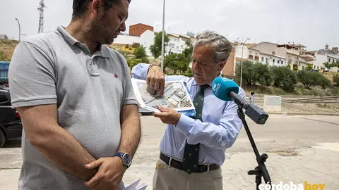 El presidente de la Diputaci&oacute;n de C&oacute;rdoba, Salvador Fuentes, visitando las obras de renovaci&oacute;n del colector de saneamiento que atraviesa la N-432 a su paso por Espejo FOTO DIPUTACION DE CORDOBA