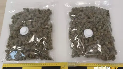 Marihuana intervenida en la Entidad Local Aut&oacute;noma (ELA) de Encinarejo de C&oacute;rdoba a un var&oacute;n en su coche FOTO GUARDIA CIVIL