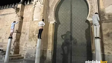 Imagen de los j&oacute;venes miccionando sobre la Mezquita-Catedral en una imagen subida por ellos mismos a las redes sociales FOTO NODO CORDUBA