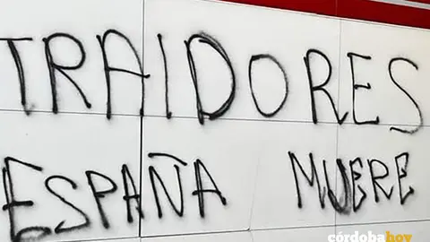 Pintadas aparecidas en la fachada de la sede del PSOE cordob&eacute;s FOTO ANTONIO HURTADO