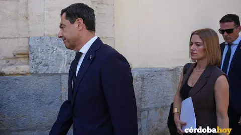 Juanma Moreno en el entierro de G&oacute;mez Villamandos