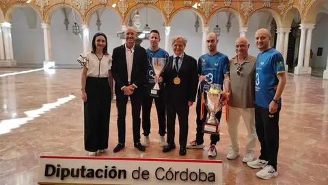 El presidente de la Diputaci&oacute;n, Salvador Fuentes (centro), recibe al Real Priego Fundaci&oacute;n Kutxabank de Tenis de Mesa FOTO  EUROPA PRESS