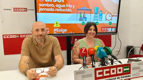 David Quintana y Esperanza S&aacute;nchez, durante la presentaci&oacute;n de la campa&ntilde;a 'Frente al sol Sombra, agua fr&iacute;a y jornada reducida' FOTO CCOO