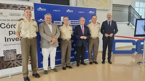 El presidente de CECO, Antonio D&iacute;az, y el teniente general Guillermo Ram&iacute;rez Altozano en la foto familar tras el encuentro FOTO CECO