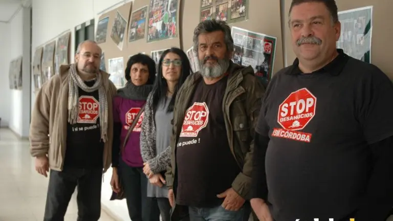Miembros de la Plataforma Stop Desahucios en el Centro Cultural Rey Heredia