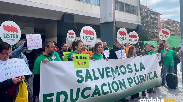 Ustea C&oacute;rdoba se concentra y reclama m&aacute;s personal y recursos para los centros educativos de la provincia FOTO USTEA