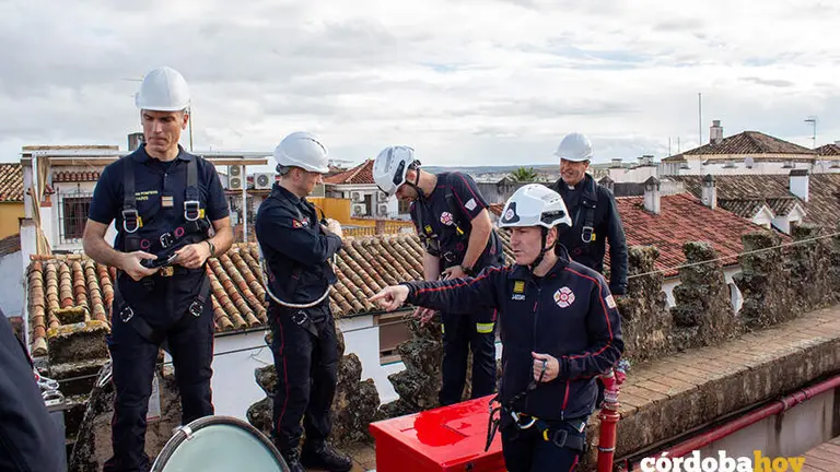 Altos mandos de los bomberos de Par&iacute;s visitan la Mezquita-Catedral, junto a bomberos de C&oacute;rdoba, para conocer sus medidas de autoprotecci&oacute;n FOTO CABILDO CATEDRAL DE C&Oacute;RDOBA