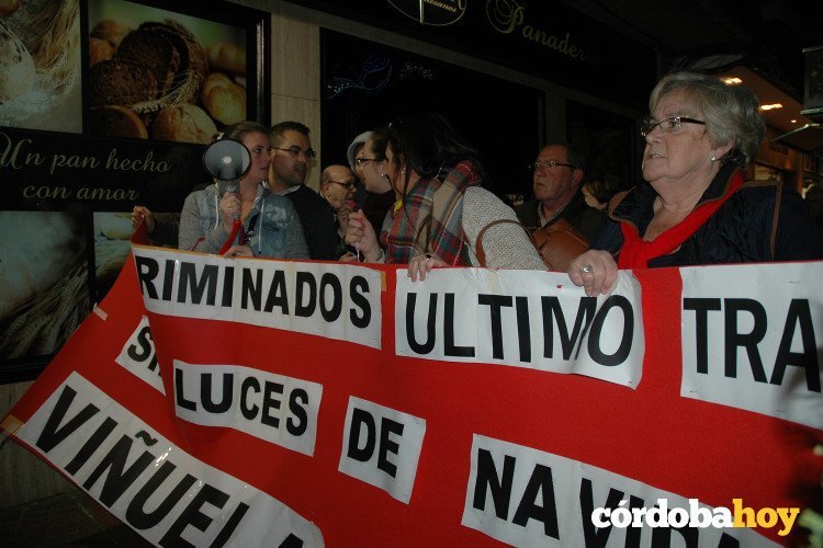Comerciantes de La Viñuela protestando durante la inauguración del alumbrado
