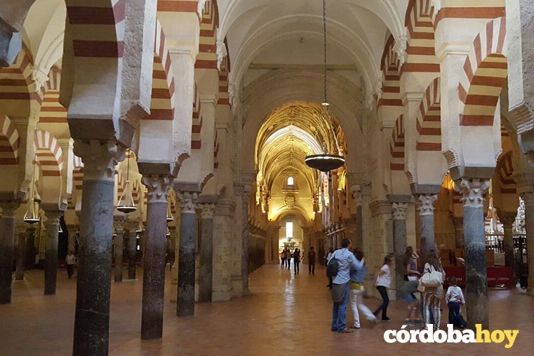 MEZQUITA POR DENTRO