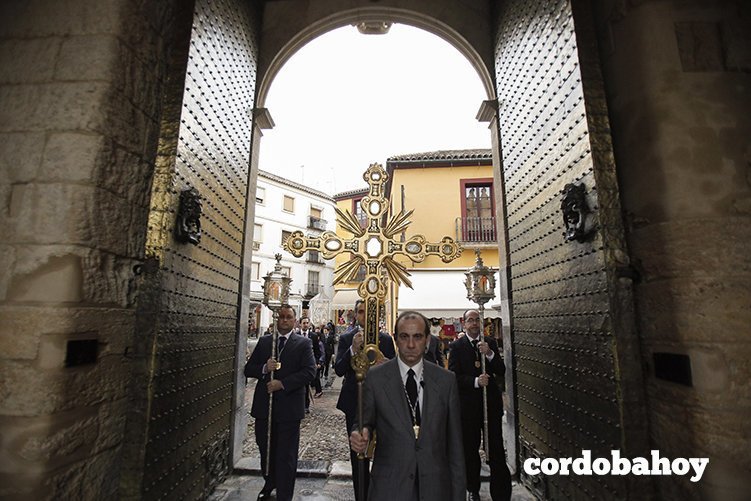 CORDOBA. 13/02/2016. VIA CRUCIS DE LAS COFRADIAS CON EL CRISTO DE LA MISERICORDIA DESDE SAN PEDRO HACIA LA CATEDRAL. FOTO: ROLDAN SERRANO. CORDOBA HOY.