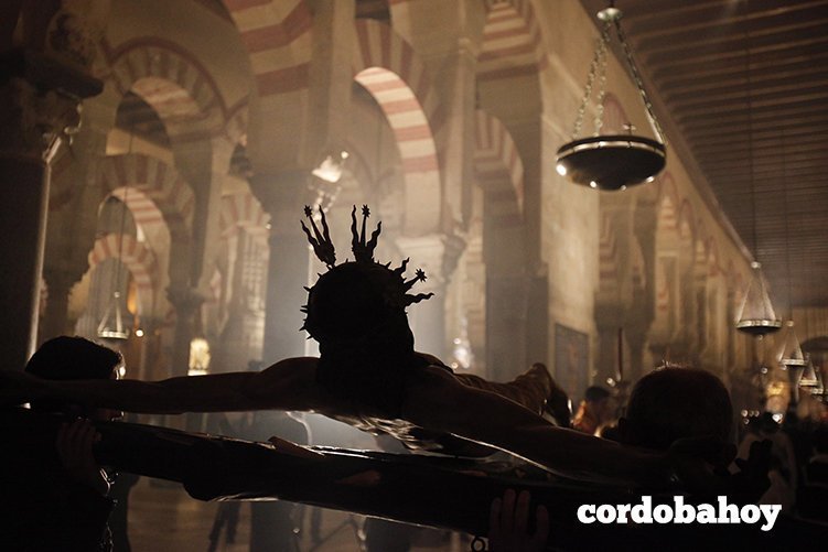 CORDOBA. 13/02/2016. VIA CRUCIS DE LAS COFRADIAS CON EL CRISTO DE LA MISERICORDIA DESDE SAN PEDRO HACIA LA CATEDRAL. FOTO: ROLDAN SERRANO. CORDOBA HOY.